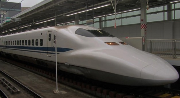 Robog a szuper vonat Japánban